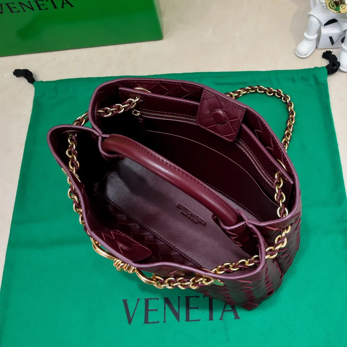 Batch 1960 BOTTEGA VENETA 2024 spring and summer new small ANDIAMO chain bag is also available! 🔥🔥I believe many friends have been waiting for a long time. The metallic chain adds a touch of sophistication to the original softness and elegance of Andiamo. The collision of classic craftsmanship and elegance creates a different kind of beauty. Style number: 6008 Size: 25*22*10.5cm